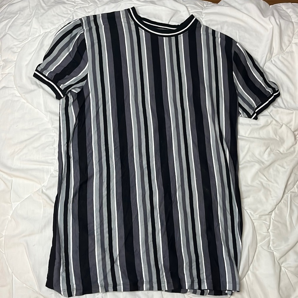 Like new, size M mens tee
